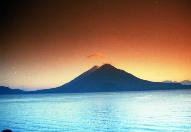 volcán atitlán en el viaje a la ruta maya
