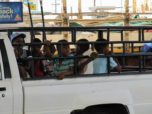 camion con niños africanos