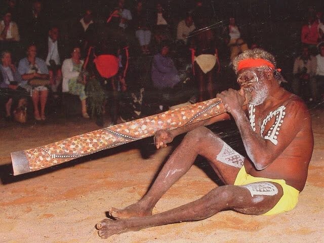 aborigen tocando didgeridoo