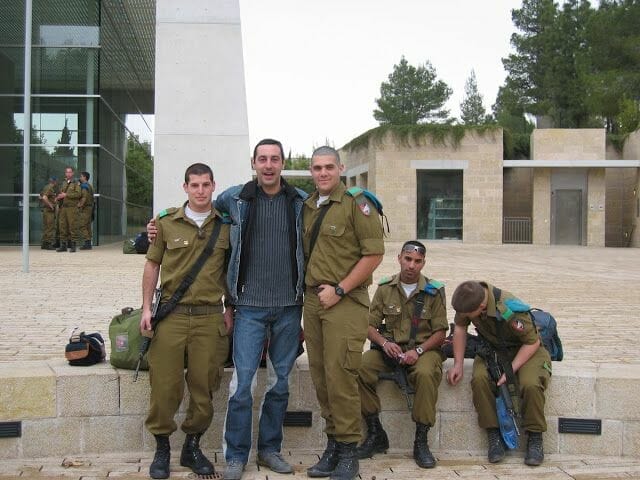 soldados israelíes a la entrada de Yad Vashem