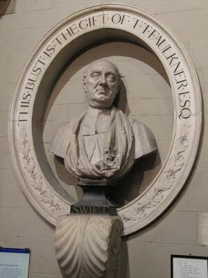 Escultura de Jonathan Swift, autor de los viajes de Gulliver
