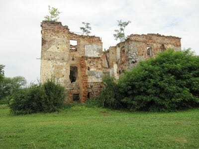 casa bombardeada, casa tiroteada, ruinas guerra yugoslavia