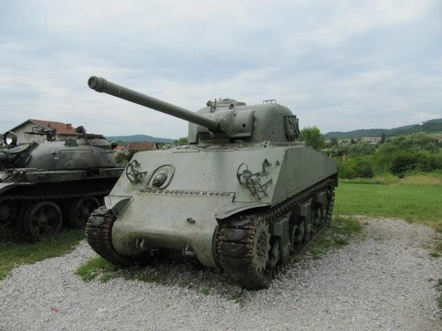 tanque M4A3 Sherman, cañon 76mm, tanque de 4-5 soldados, tanque velocidad 42 km/h, tanque EEUU