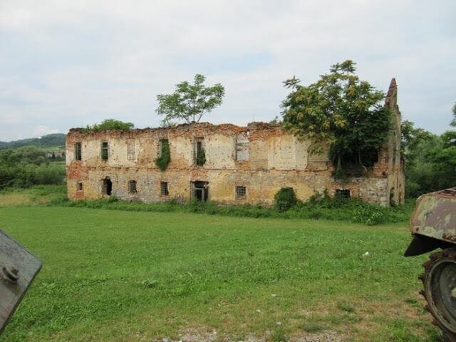 casa bombardeada, casa tiroteada, ruinas guerra yugoslavia