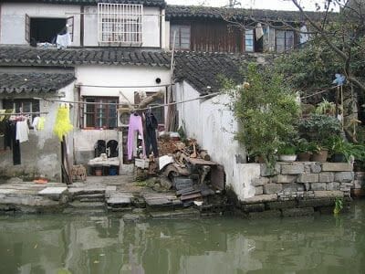 ropa tendida en canales de Suzhou