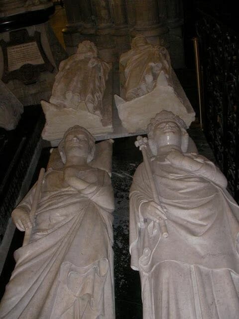 reyes franceses enterrados en catedral de Saint Denis