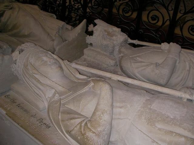 reyes de francia enterrados en catedral de Saint Denis