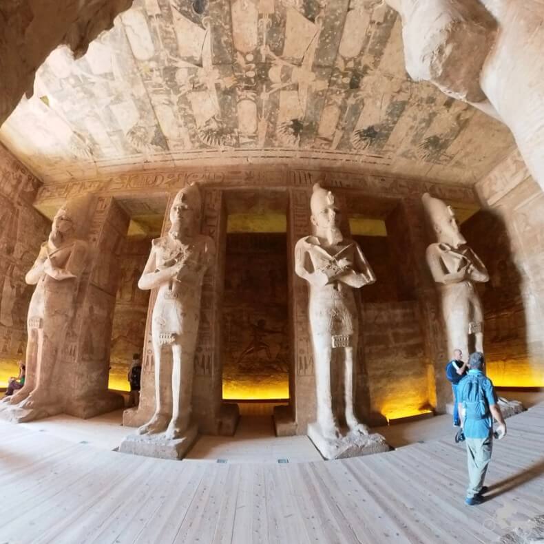 Abu Simbel estatuas del pronaos