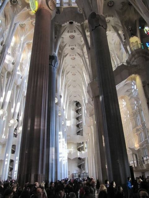 panorámica de las naves central y laterales de la Sagrada Familia