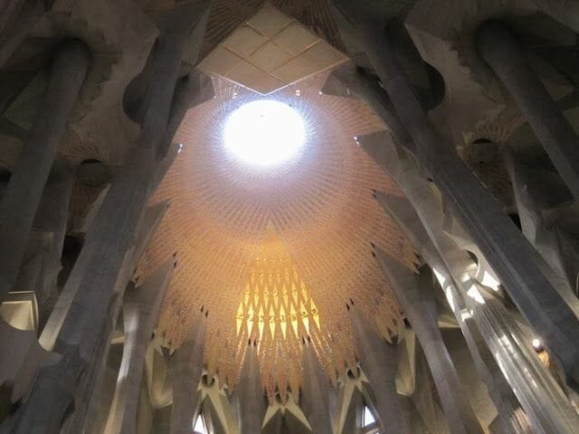 interior de la cúpula de la basílica de la Sagrada Familia