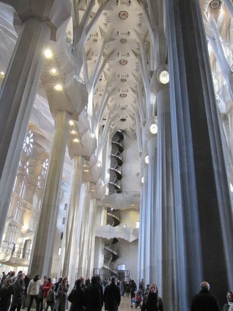 altura de la nave lateral sagrada familia de Gaudí