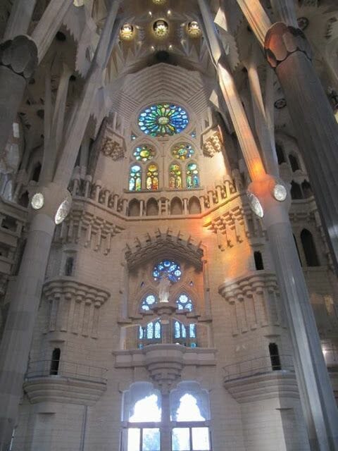 interior de la basílica de la Sagrada familia de Barcelona