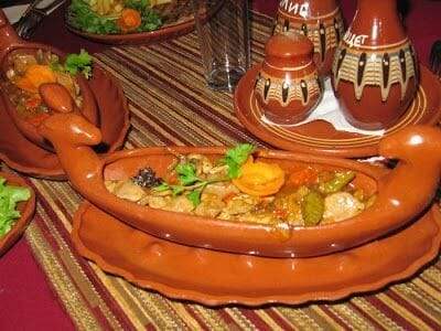 comer en Mexana típico del viaje a Bulgaria
