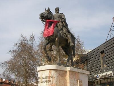 estatua ecuestre de Skanderberg - qué ver en Skopje