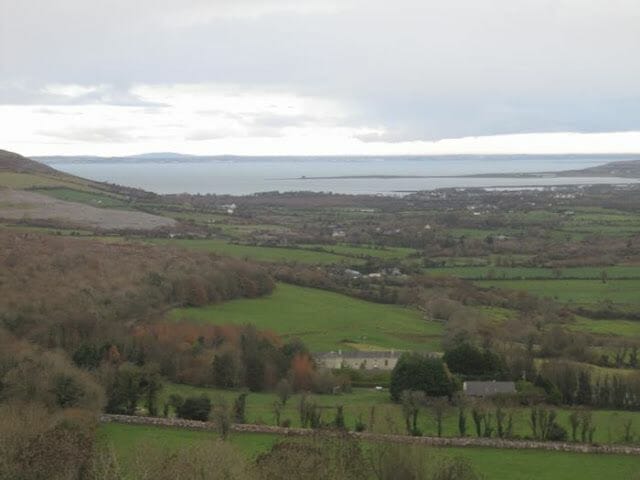colina Corkscrew con vistas a bahía de Blackhead y Finavarra point