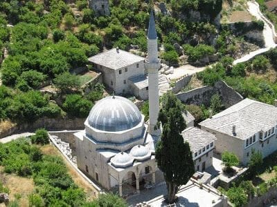 vistas de la mezquita del pueblo de Pocitelj