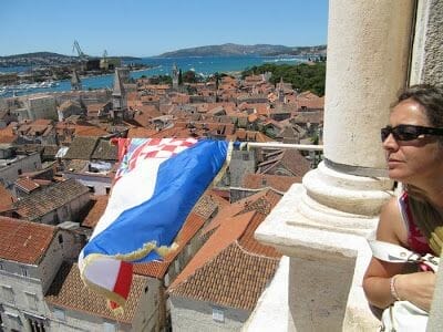 bandera croacia en el campanario de la catedral de Trogir