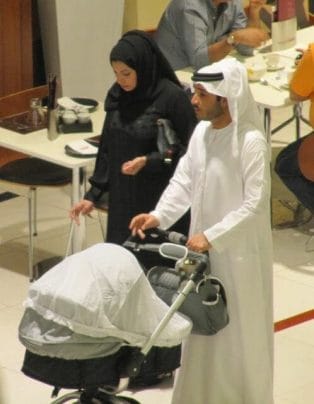 hombre y mujer emiratos arabes unidos trajes