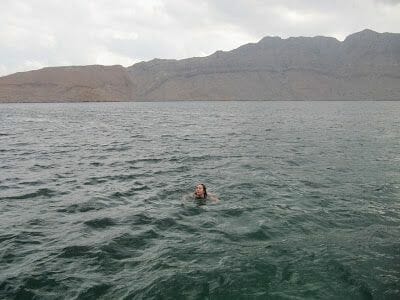 bañarse en el crucero por los fiordos de Musandam