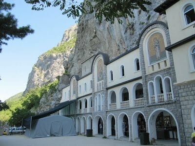 entrada al monasterio de ostrog