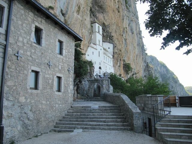 visitar monasterio de ostrog