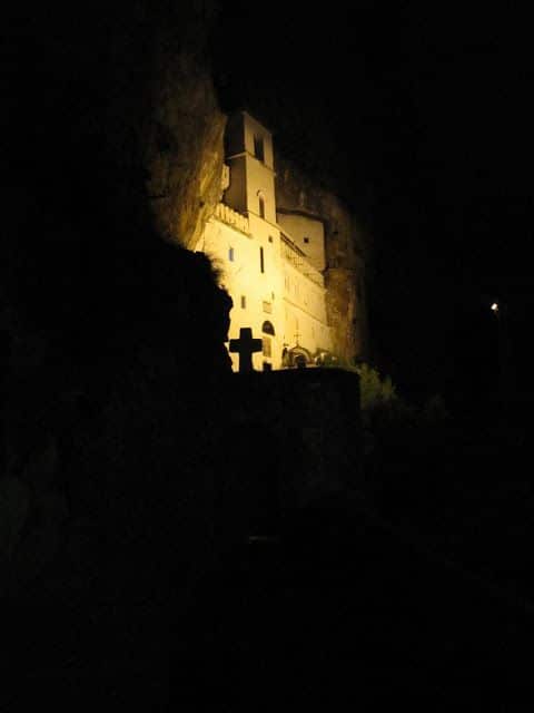 monasterio ostrog de noche