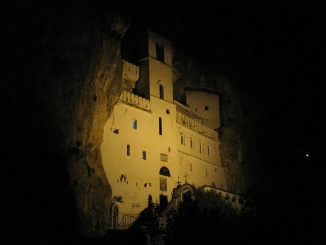 monasterio ostrog de noche iluminado