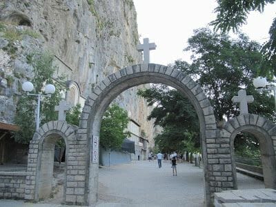 entrada al monasterio de ostrog