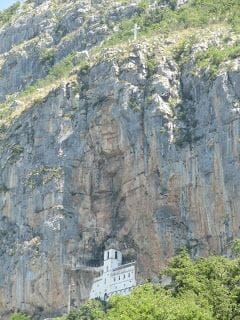 monasterio ostrog desde iglesia Sveti Stanko