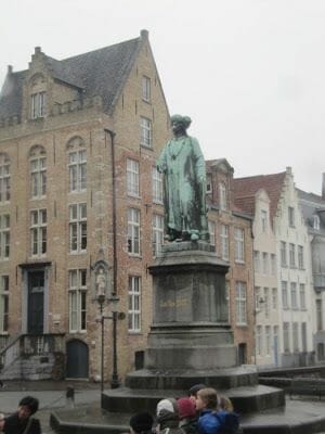 estatua del pintor flamenco Jan van Eyck
