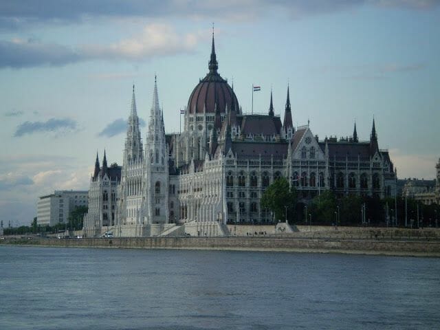 parlamento budapest desde el danubio