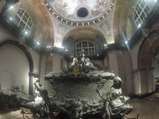 Féretro de María Teresa y su marido Francisco en la Cripta Imperial de Viena