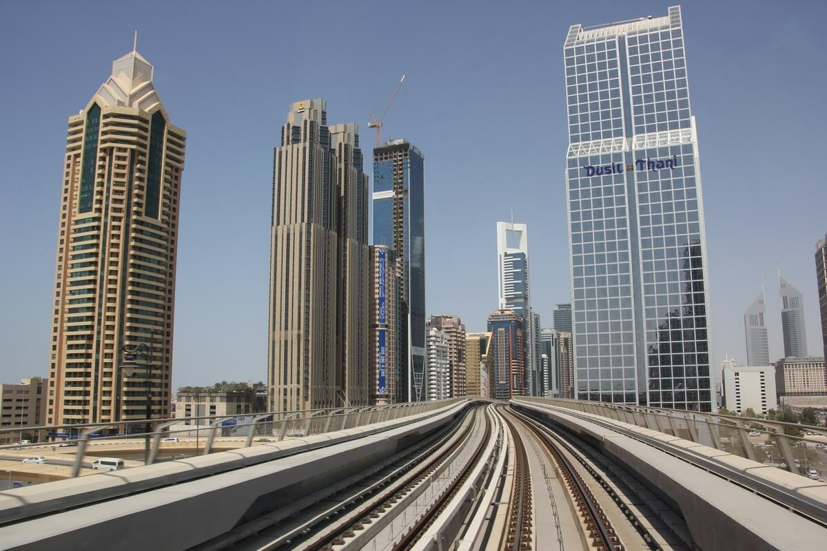 Metro de Dubái, ciudad al fondo