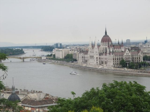 vistas del parlamento de Budapest desde Buda