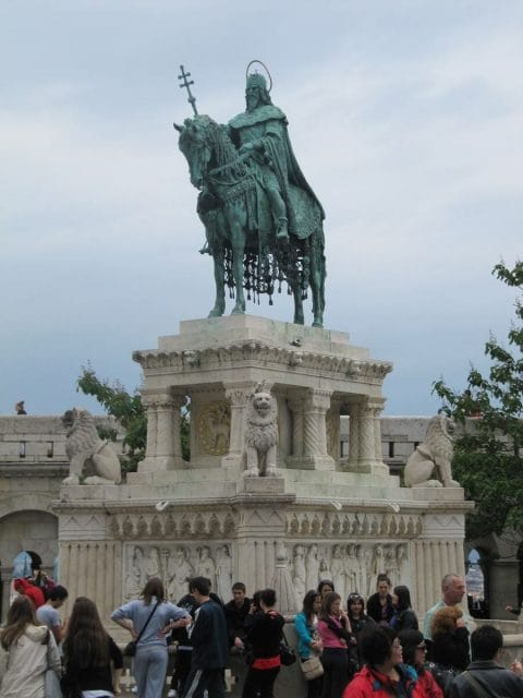  estatua ecuestre de Esteban I