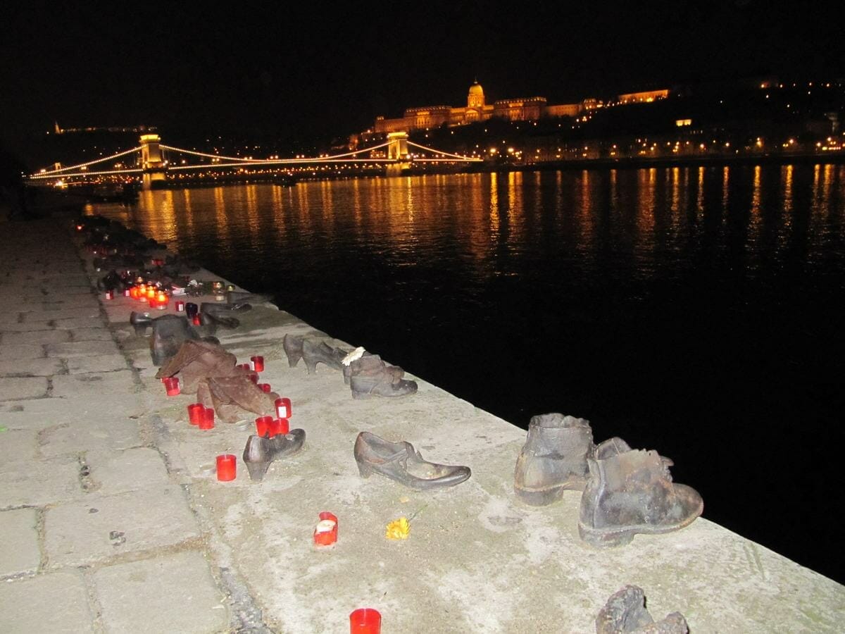 monumento a los zapatos Budapest de noche