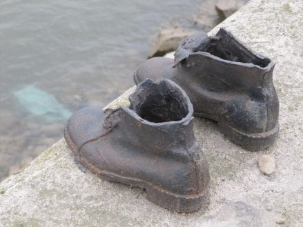 monumento de los zapatos de budapest