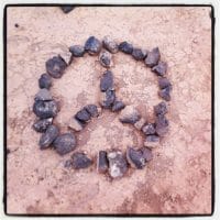 simbolo paz con piedras