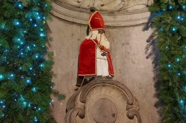 santa claus manneken pis Navidad en Bruselas 