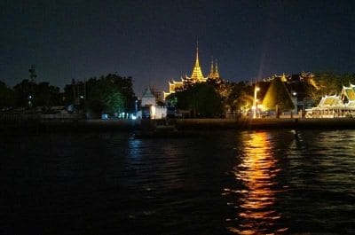 monumentos iluminados noche el rio Chao Phraya