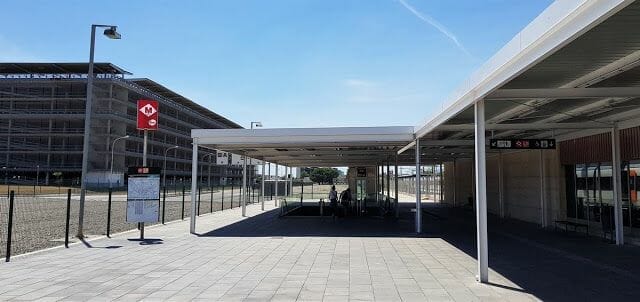 Estación metro aeropuerto, junto a estación de tren RENFE