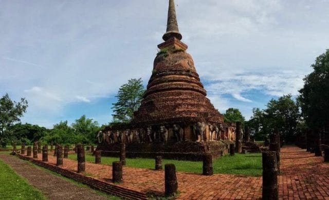 Wat Chang Lom templos de Sukhothai