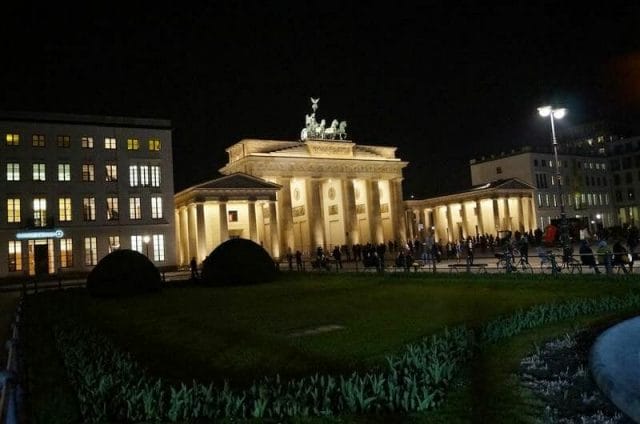 puerta de Brandenburgo de noche en el Berlín en 4 días