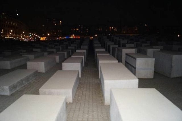 monumento al Holocausto de noche - Berlín en 4 días