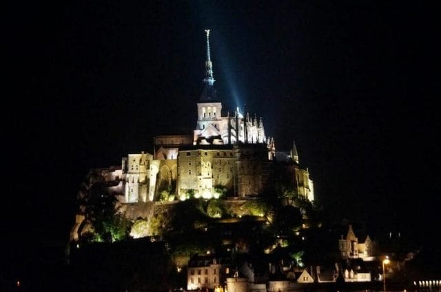 abadía del Mont Saint Michel de noche