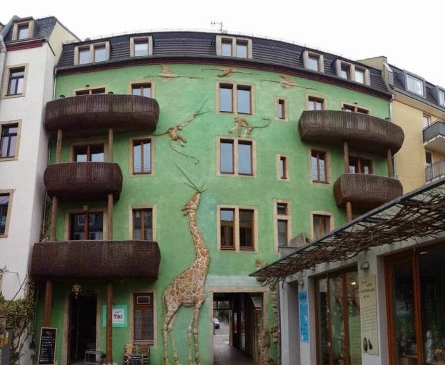 Patio de animales de granja, fachada de la jirafa y los monos, pasaje kunsthofpassage