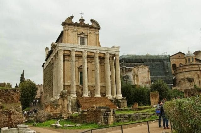 foro romano Templo de Antonio y Faustina