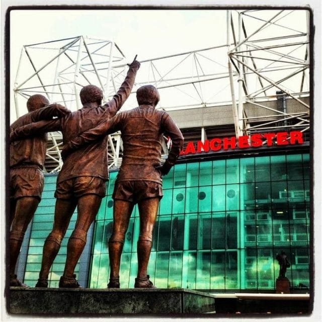 vista de el estadio Manchester United desde la estatua United Trinity