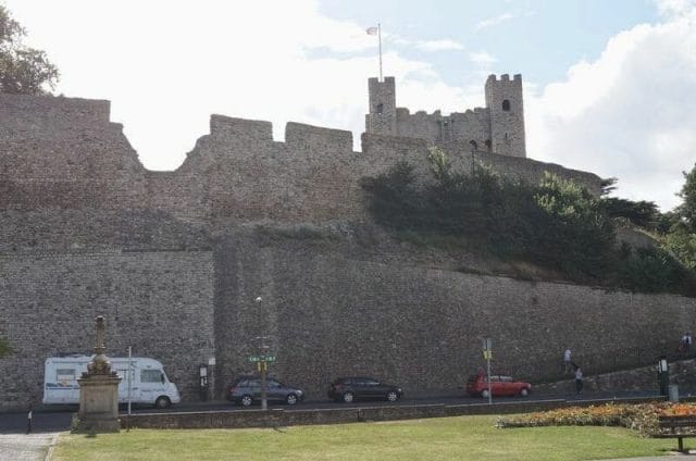  castillo de Rochester bajo murallas