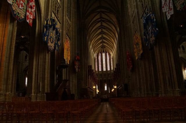 interior de la catedral - qué ver en Orleans